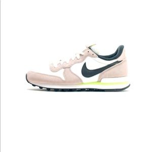 Nike women’s internationalist